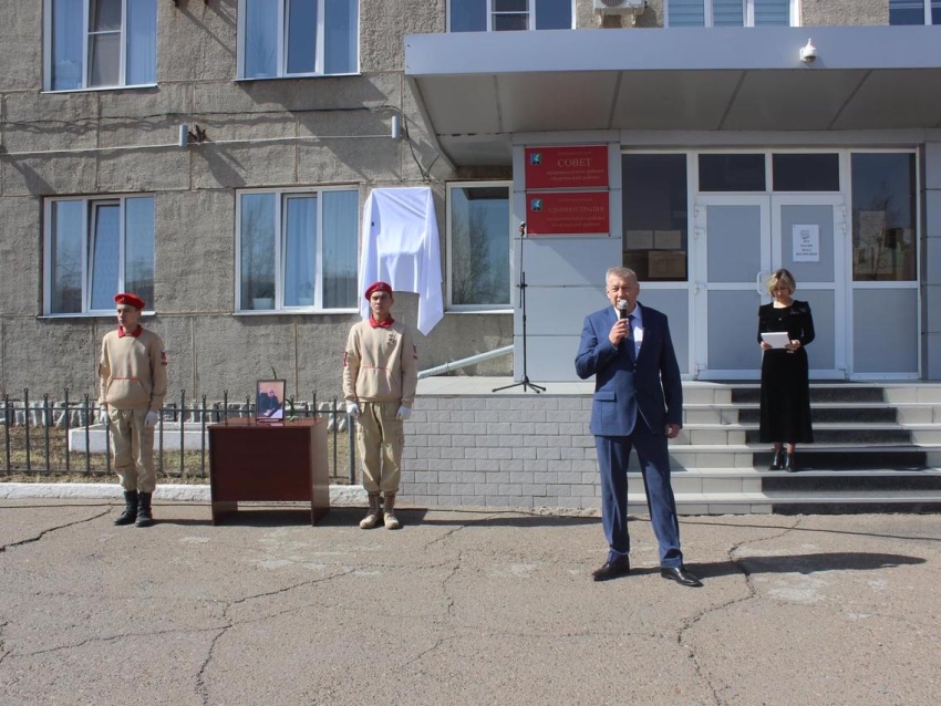 «Он слышал людей и не проходил мимо» - доску памяти главы Борзинского района Юрия Сайфулина открыли в Забайкалье